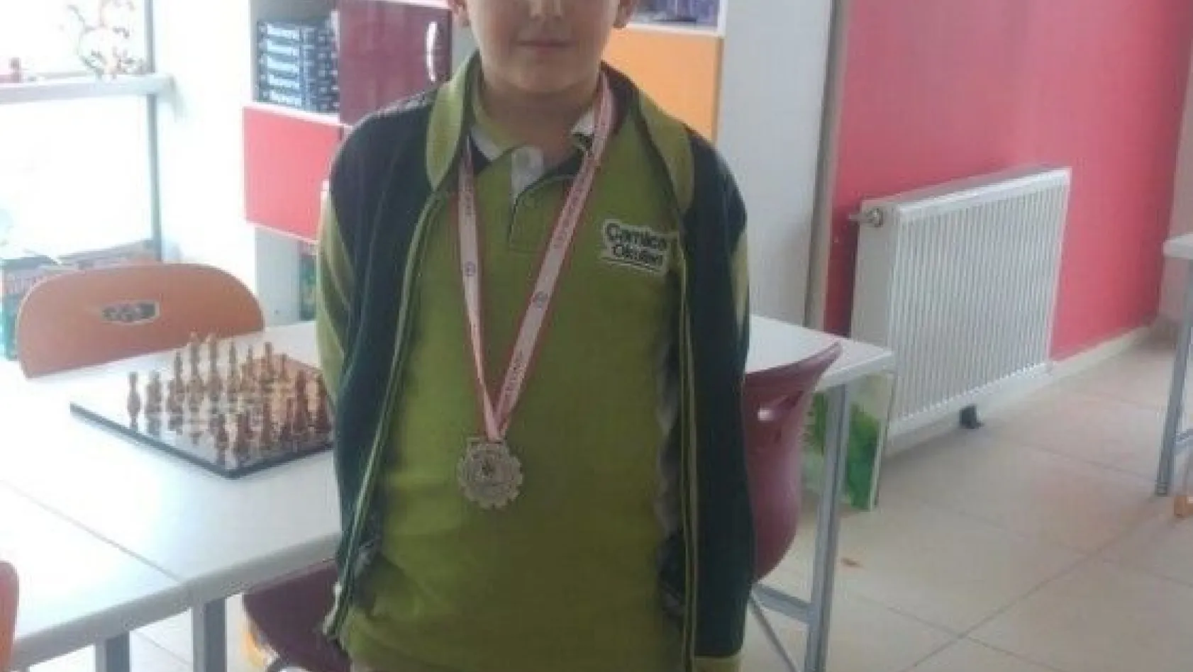Çamlıca İlkokulu öğrenci satranç turnuvasında 2. oldu
