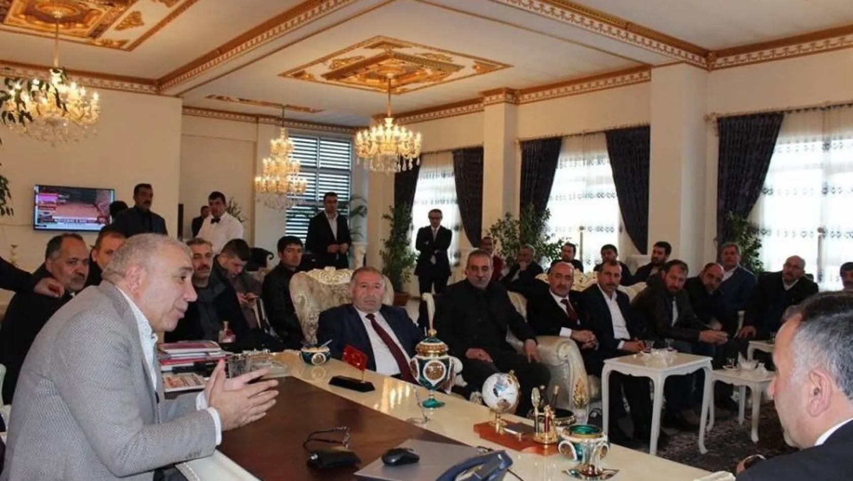 Çat Belediye Başkanı Arif Hikmet Kılıç, hemşehri derneklerinin yöneticilerini ağırladı
