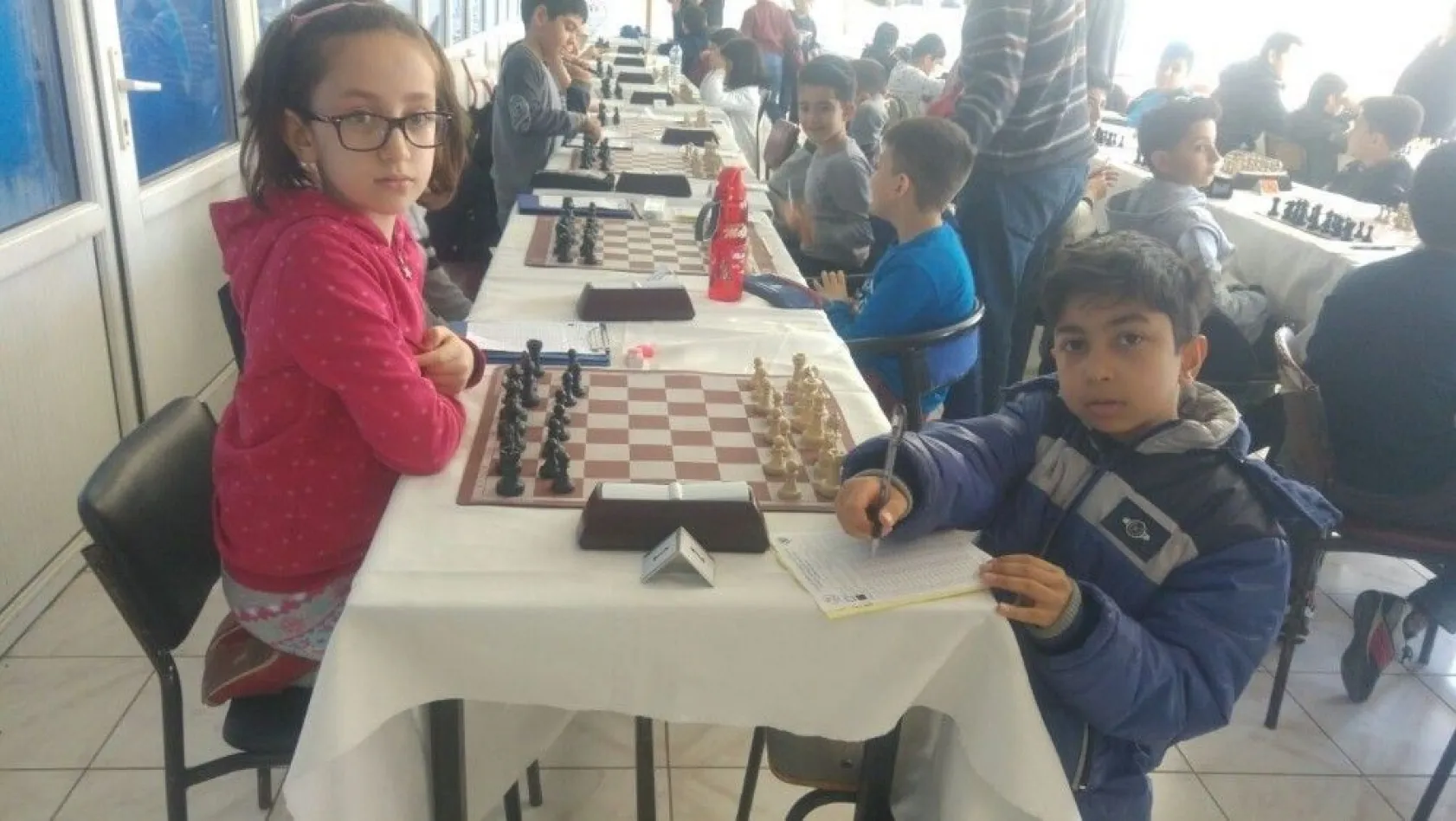 Satranç turnuvasına Çamlıca Okulları damgası
