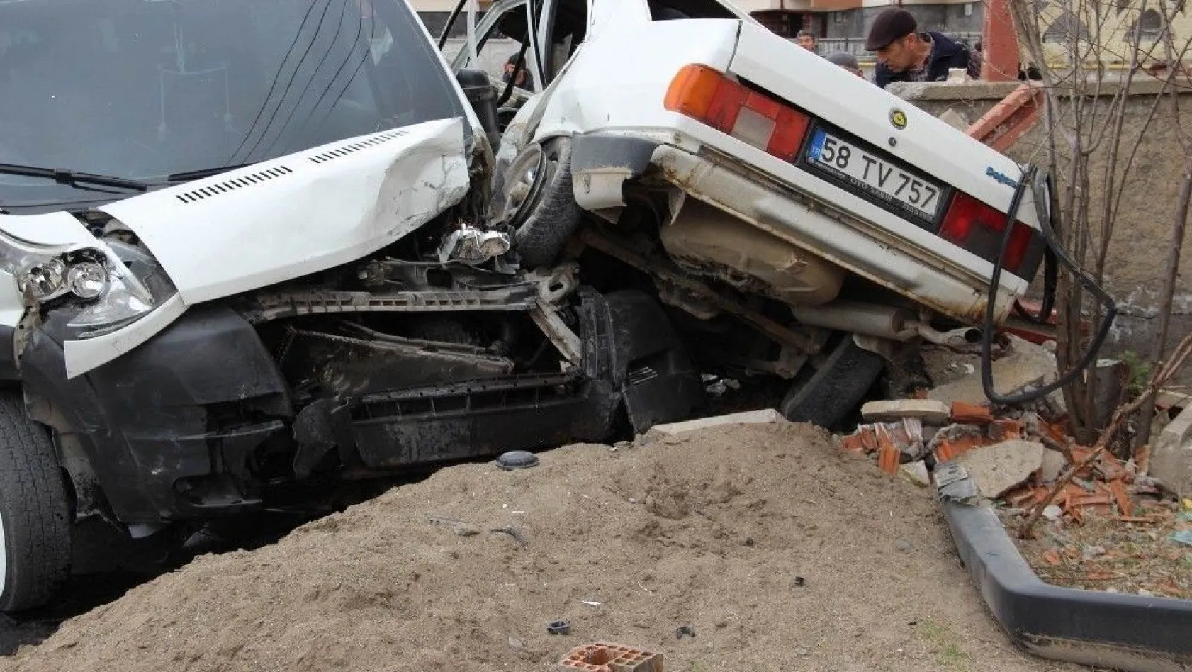 Sivas'ta otomobil ile öğrenci servisi çarpıştı: 3 yaralı

