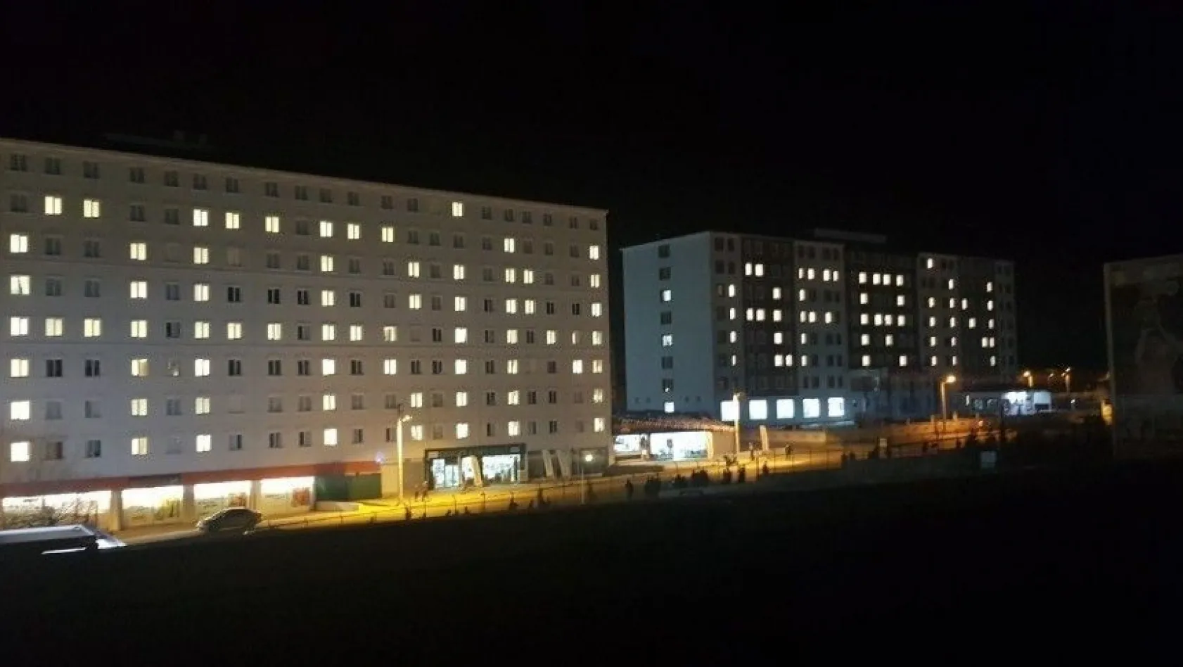 Yurt binasını 'Afrin' yazısıyla aydınlattılar
