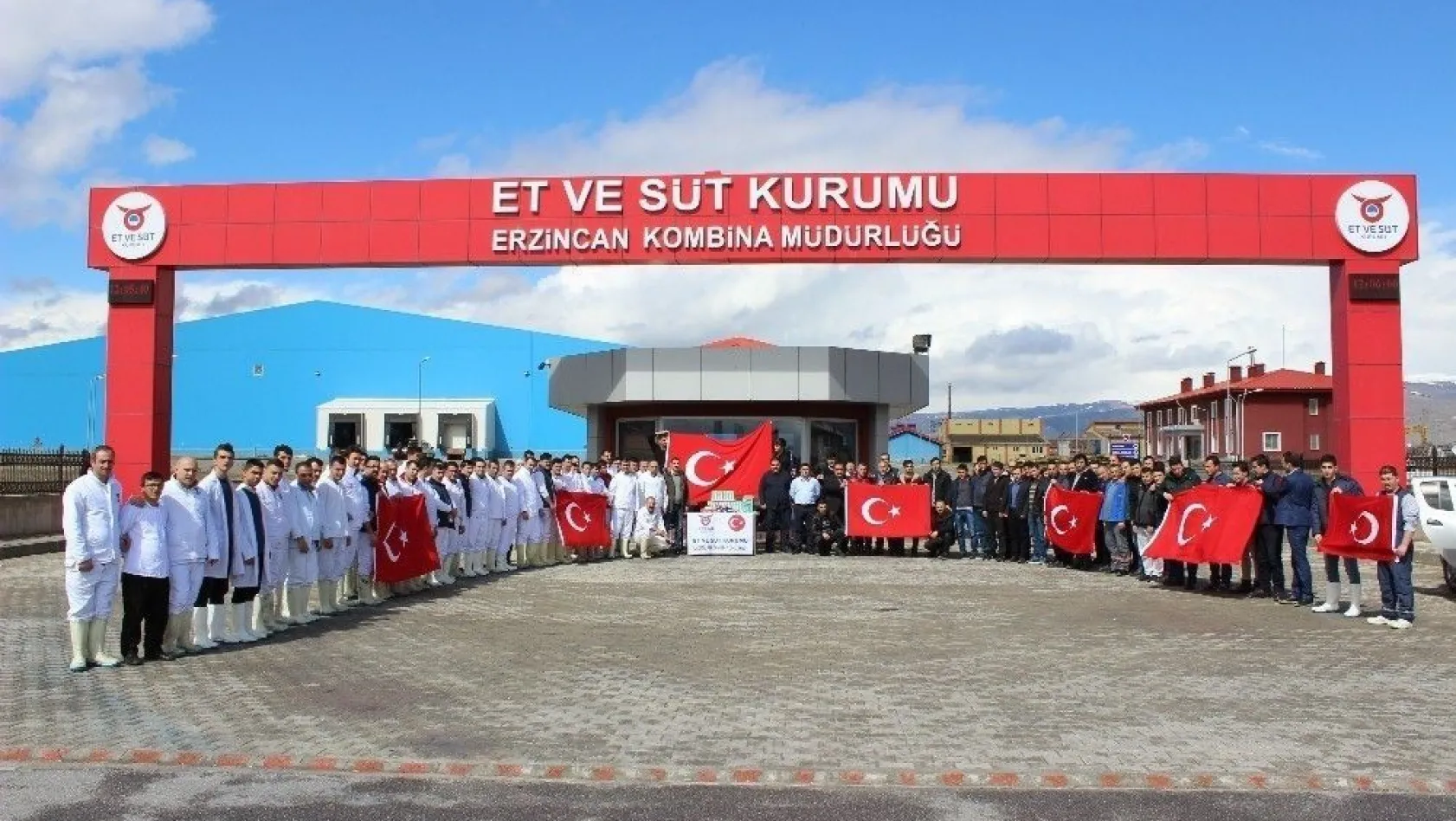 Erzincan Et ve Süt Kurumu çalışanları istihkaklarını Mehmetçiğe uğurladı
