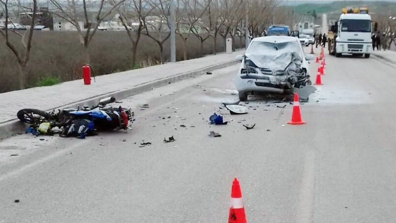 Otomobille motosiklet çarpıştı: 2 ölü, 1 yaralı
