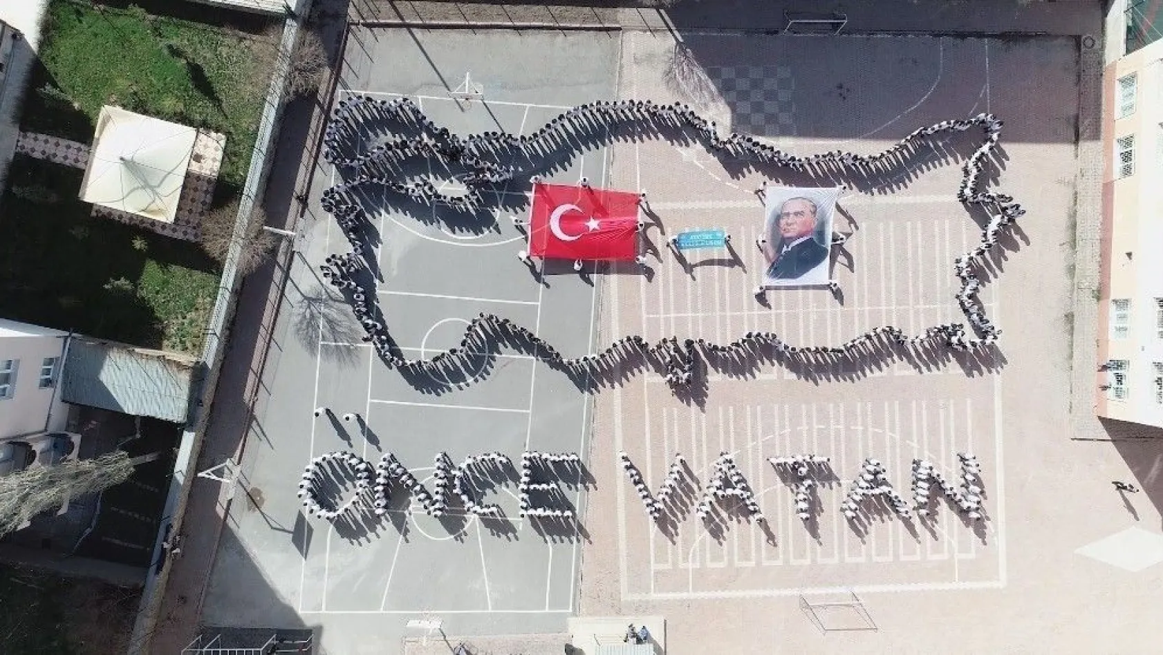 Sivas'ta Öğrenciler Bedenleriyle Türkiye Haritası Yaptı
