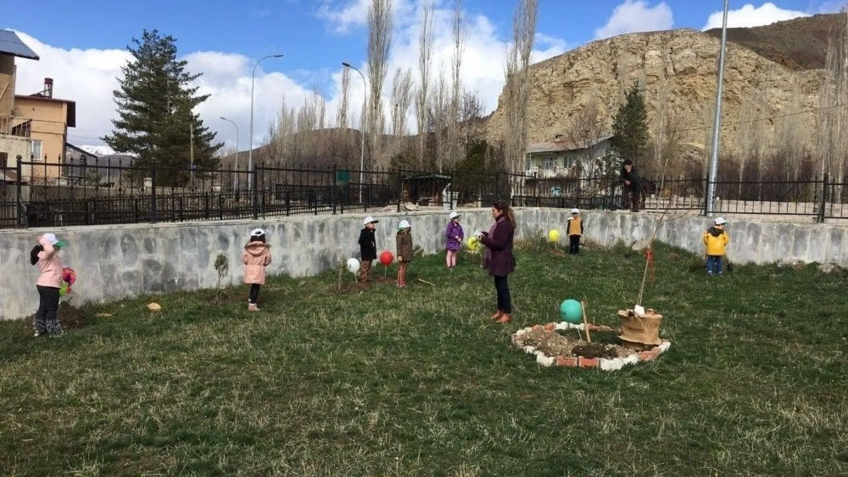 Ana okulu öğrencileri Afrin Şehitleri için ağaç diktiler
