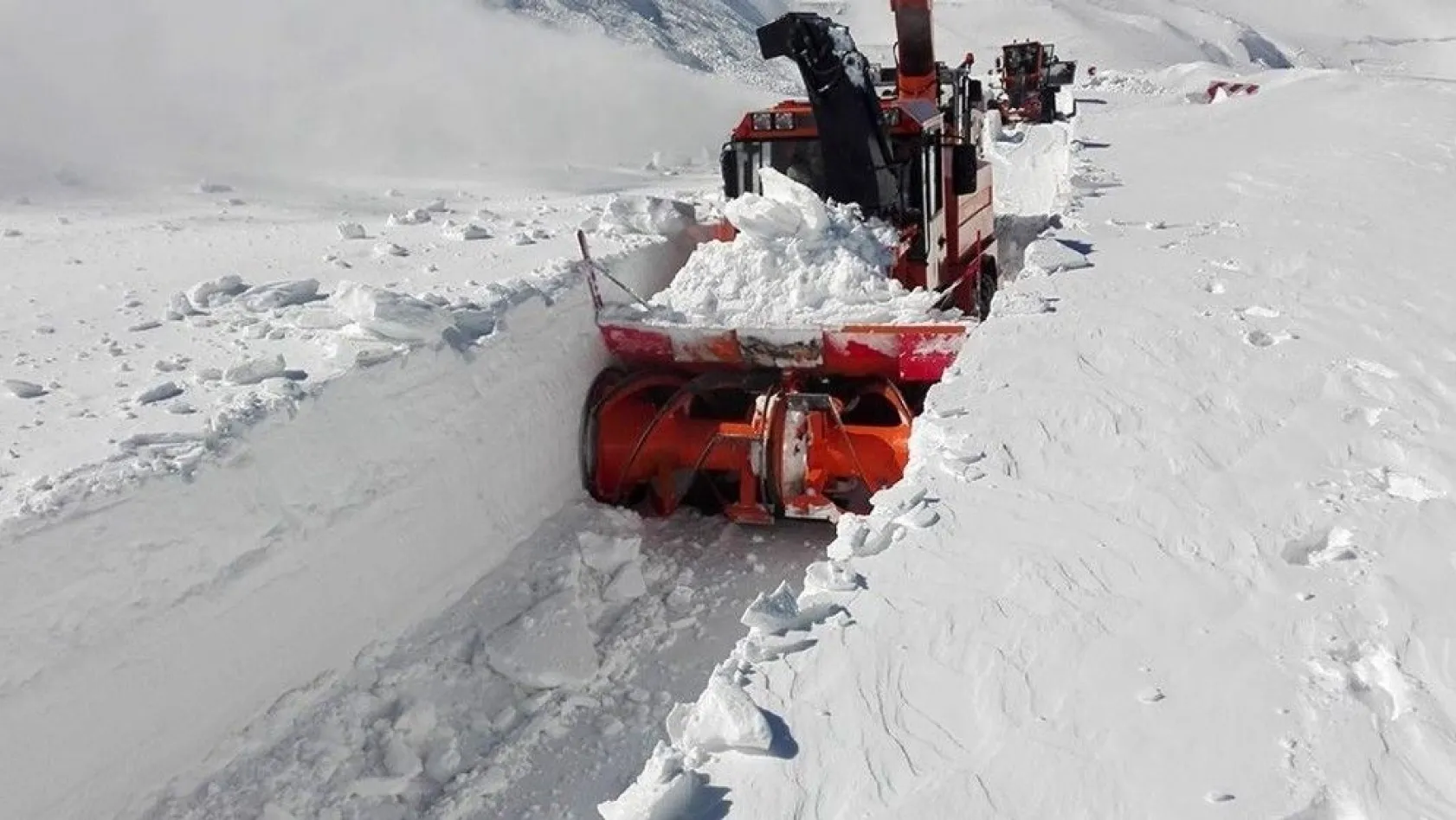 Erzurum'un yüksek kesimlerinde karla mücadele
