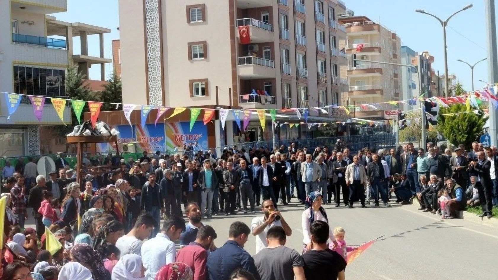 HDP'nin Nevruz kutlama alanlarında Türk bayrakları açıldı
