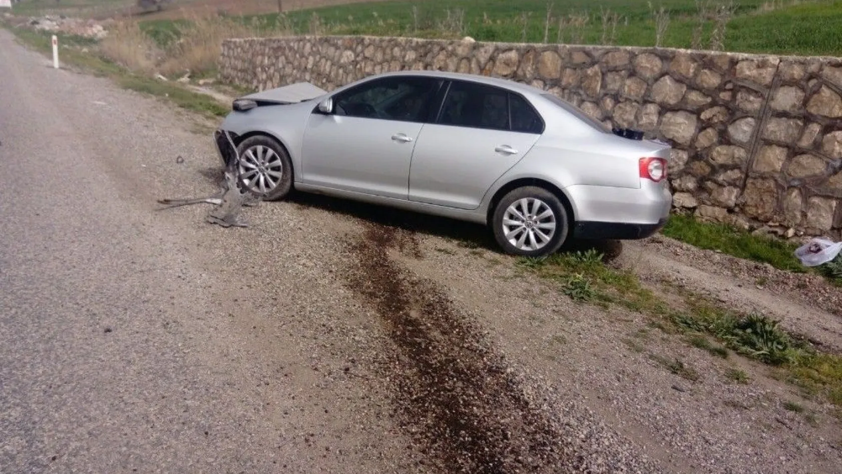 Otomobil istinat duvarına çarptı: 2 Yaralı
