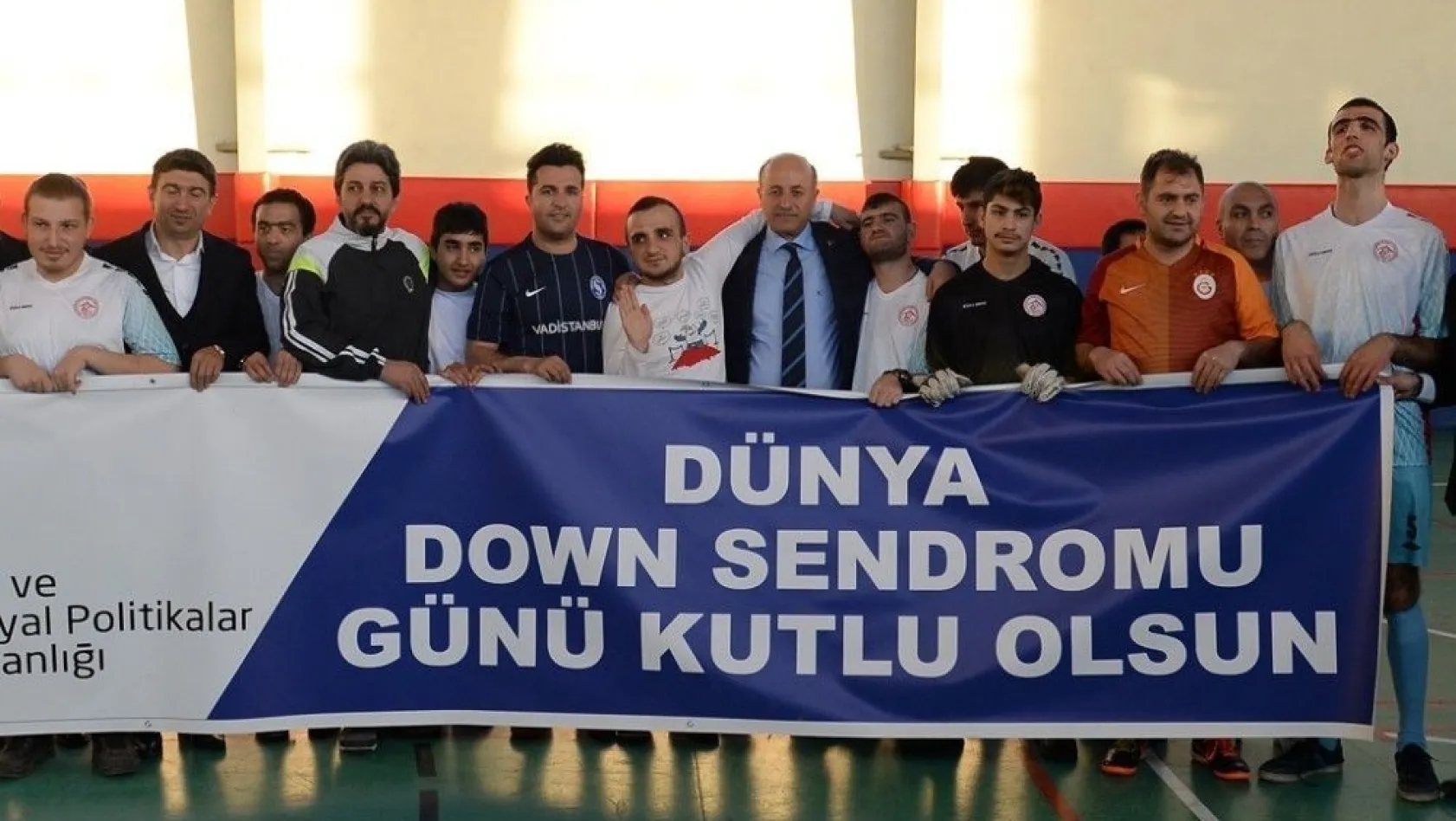 Vali Azizoğlu down sendromlu gençlerle futbol maçı yaptı
