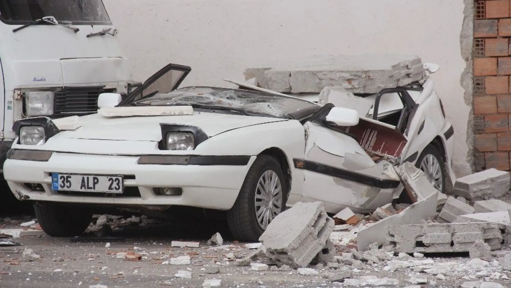 Rüzgar nedeniyle duvar çöktü, araçlar hurdaya döndü
