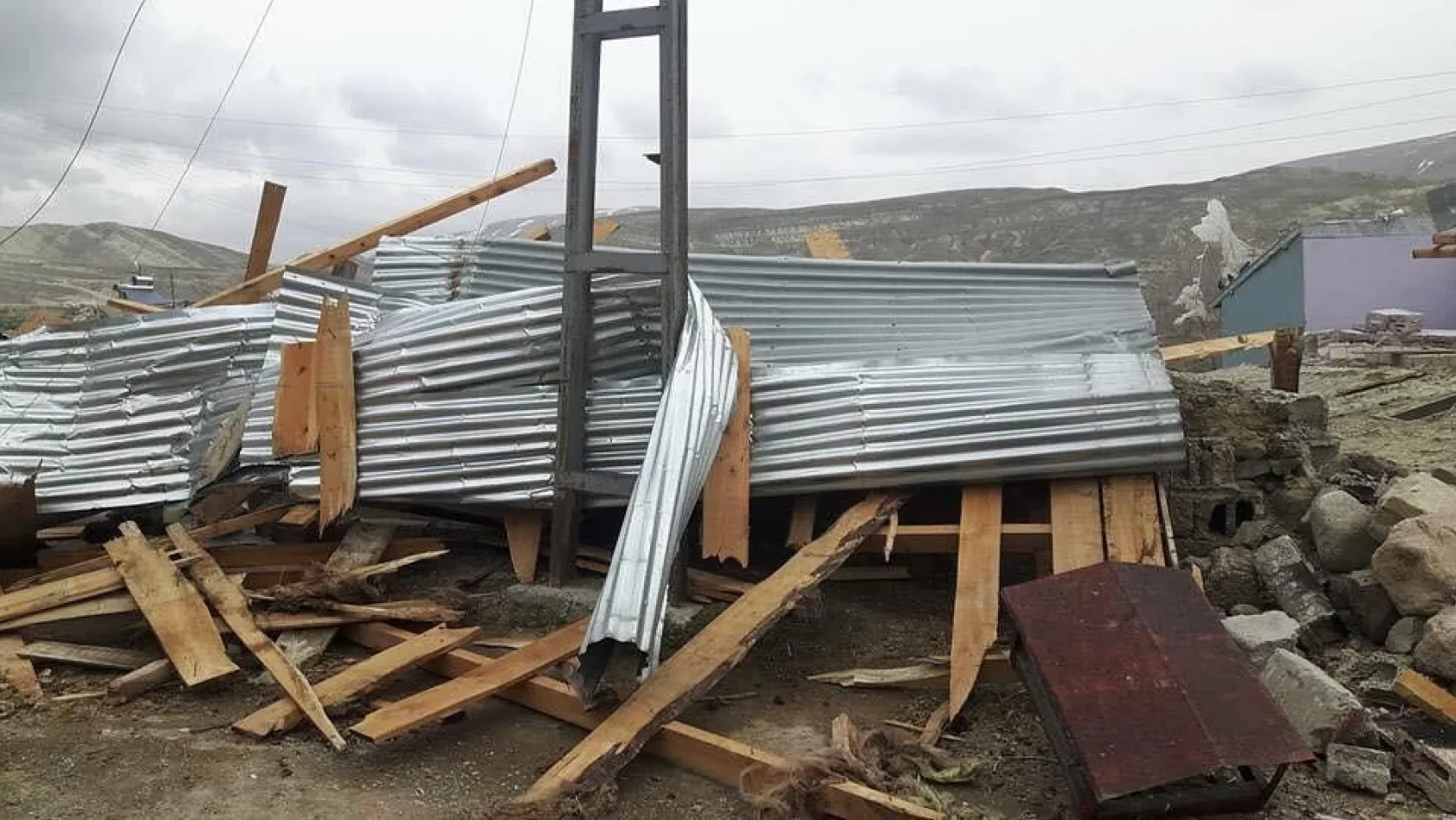 Erzurum'da fırtına 9 ilçe ve kent merkezinde hasara yol açtı
