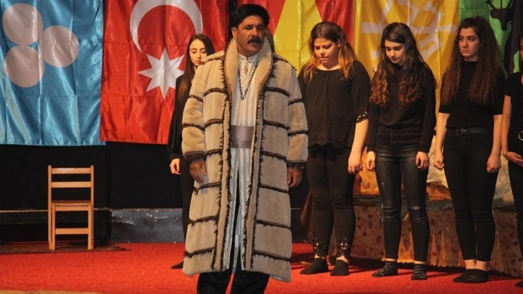Öğrencilerin rol aldığı Kızıl Elma tiyatrosu sahnelendi
