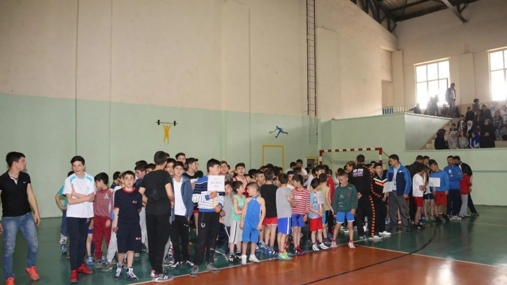 Oltu'da Muhsin Gürsoy anısına güreş turnuvası düzenlendi
