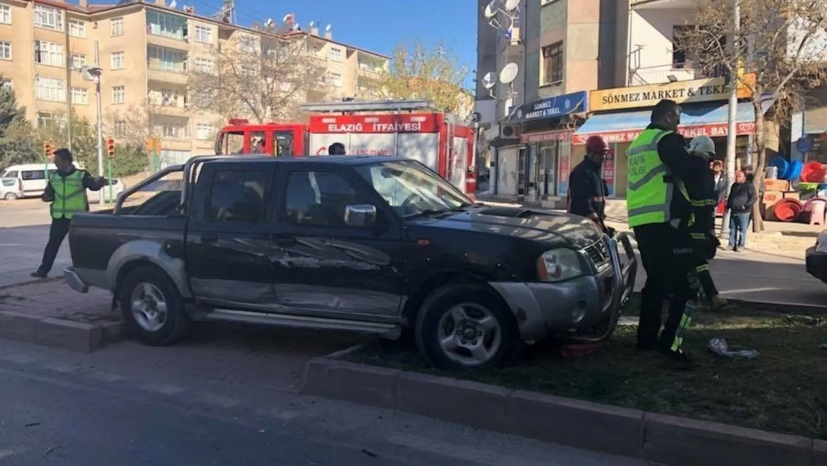 Otomobil refüjde bekleyen kadına çarptı: 1 ölü