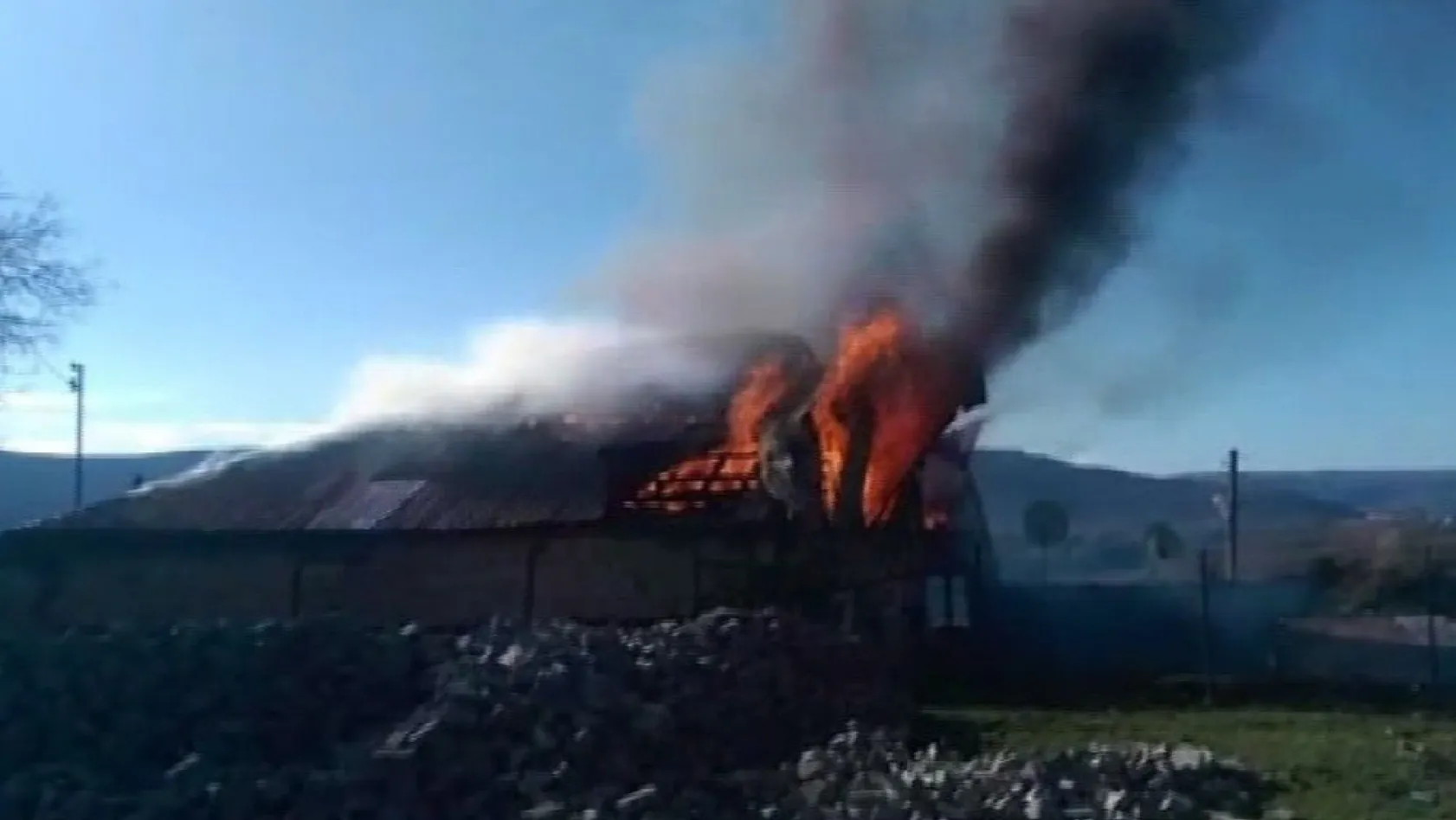 Bingöl'de ev alev alev yandı
