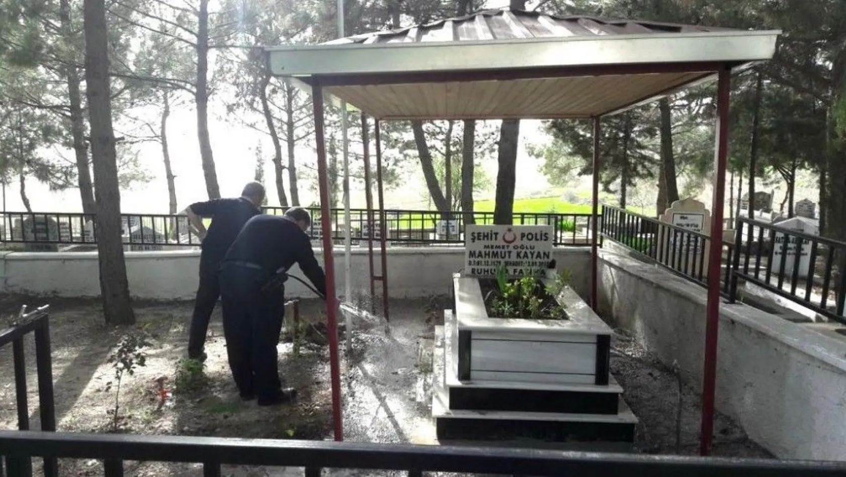 Polisi Şehit Kayan'ın mezarını temizledi

