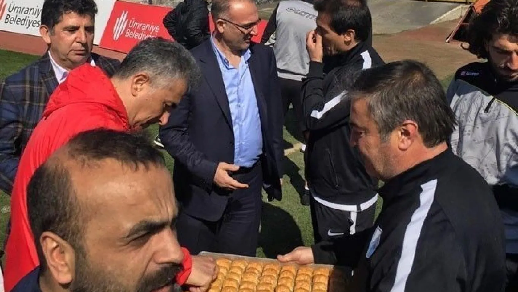 BB. Erzurumsporlu yönetici Bülent Gül'den antrenmanda baklava ikramı
