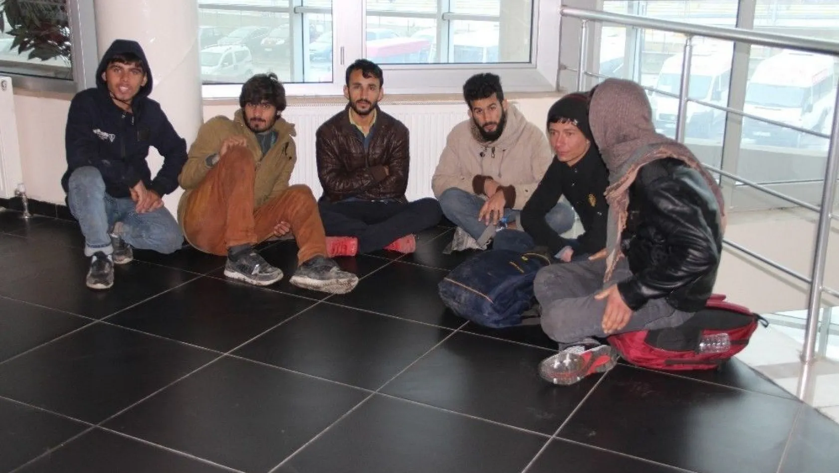 Erzurum otogarı kaçak göçmenlerle dolup taştı
