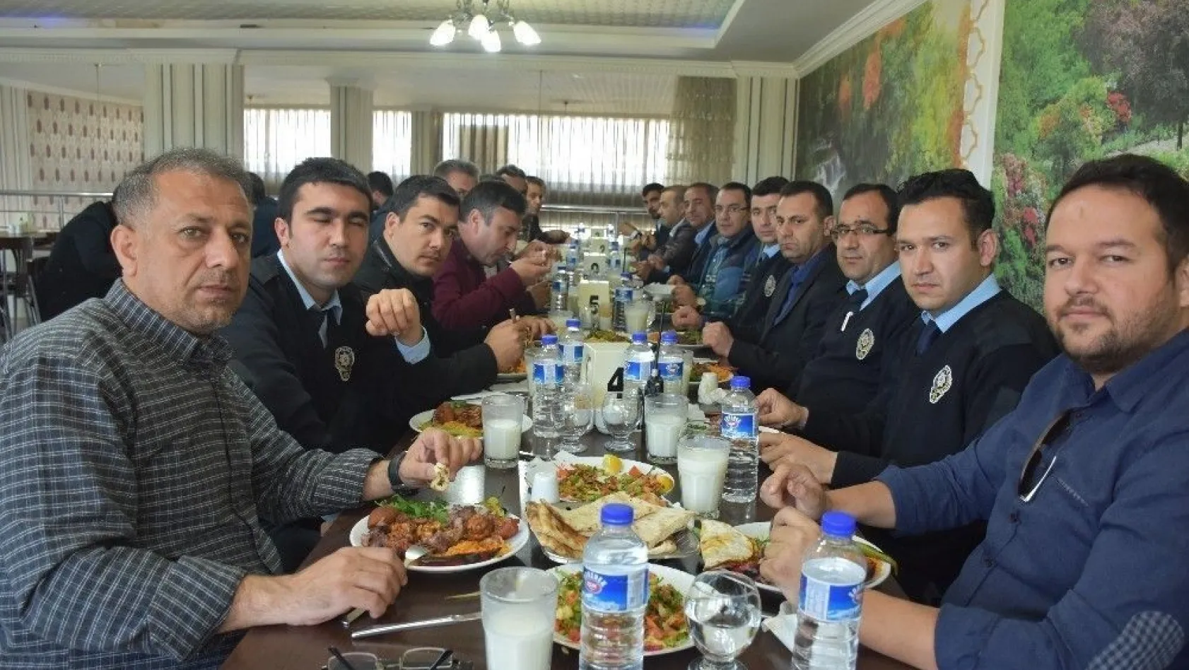 Eğitimciler ve polisler barış yemeğinde bir araya geldi
