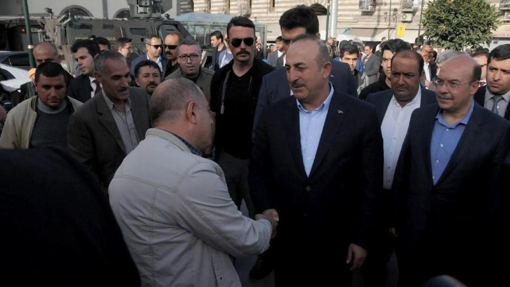 Bakan Çavuşoğlu Diyarbakır'da esnafı ziyaret etti
