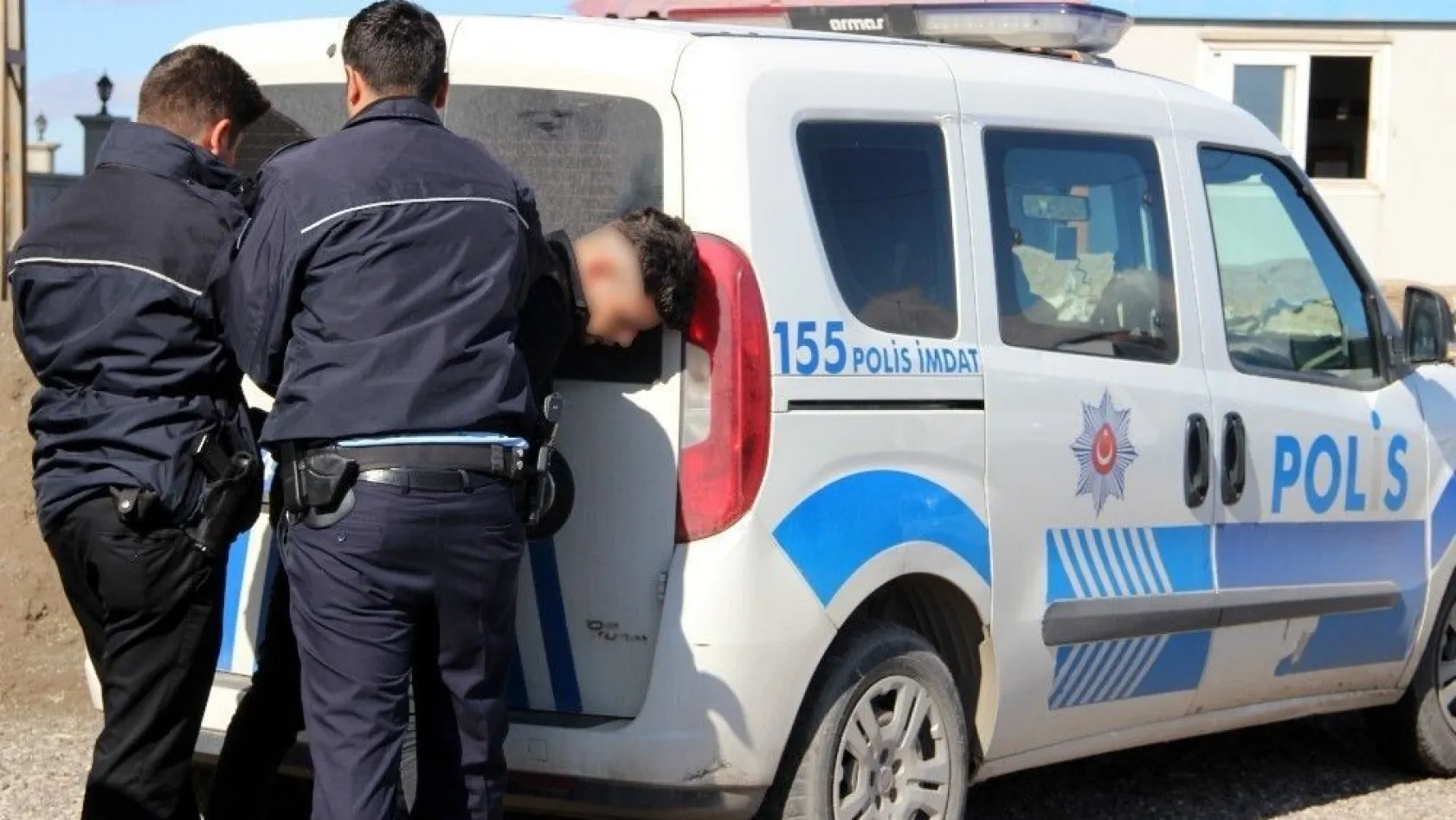 12 kişilik minibüsten 42 kaçak göçmen çıktı
