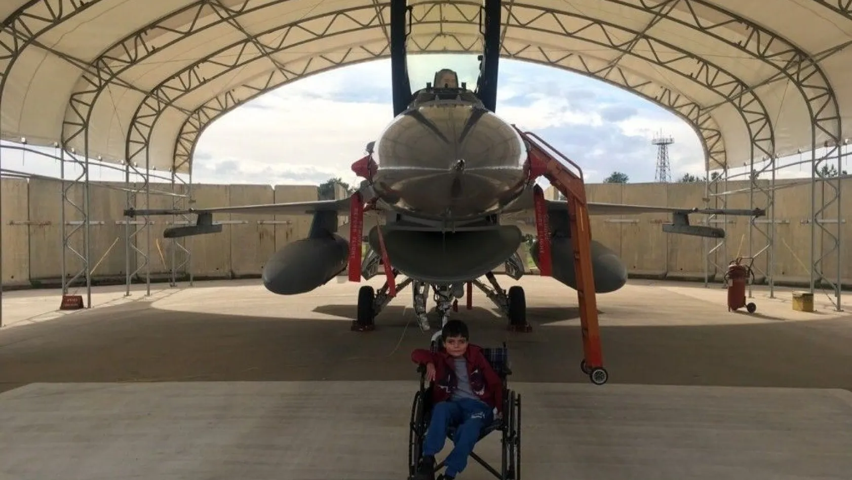 Engelli gencin F-16 hayali gerçek oldu
