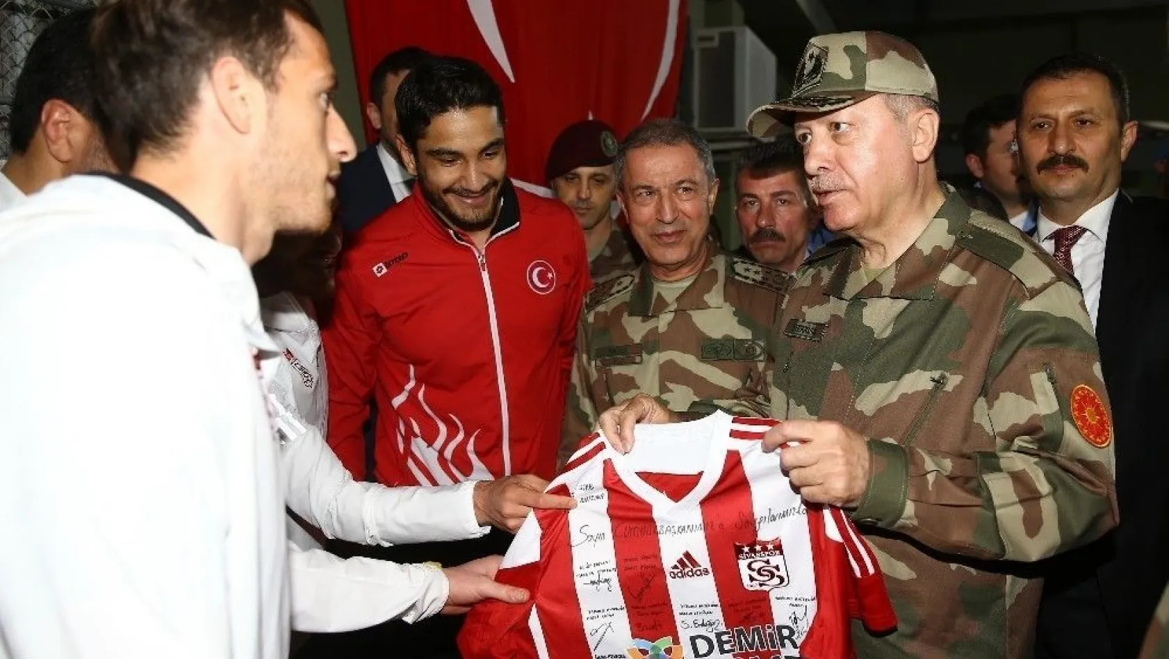 Cumhurbaşkanı Erdoğan'a Sivasspor forması hediye edildi
