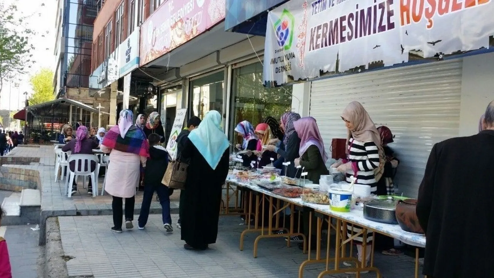 Diyarbakır'da yetim ve kimsesiz çocuklar yararına kermes açıldı
