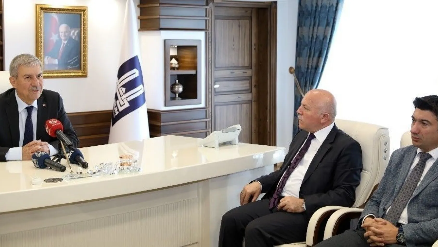 Sağlık Bakanı Demircan, Büyükşehir Belediyesini ziyaret etti
