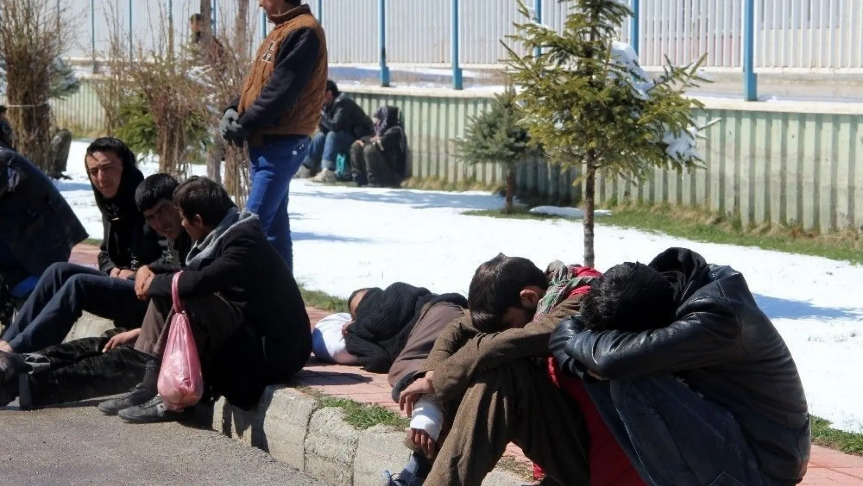 Erzurum'da kaçak göçmenlerde salgın endişesi
