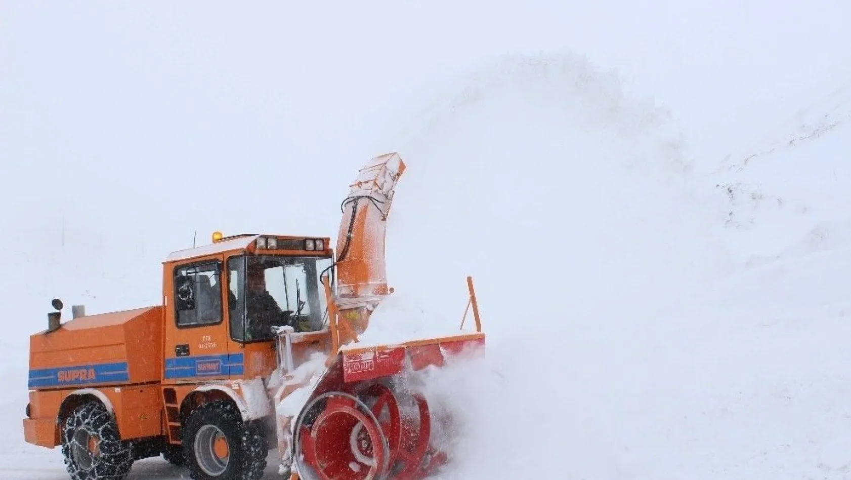 Doğu'da Nisan ayında karla mücadele çalışmaları devam ediyor
