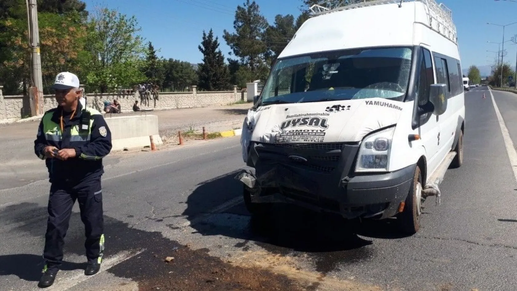 Ehliyetsiz sürücünün kullandığı minibüs tankere çarptı: 4 yaralı
