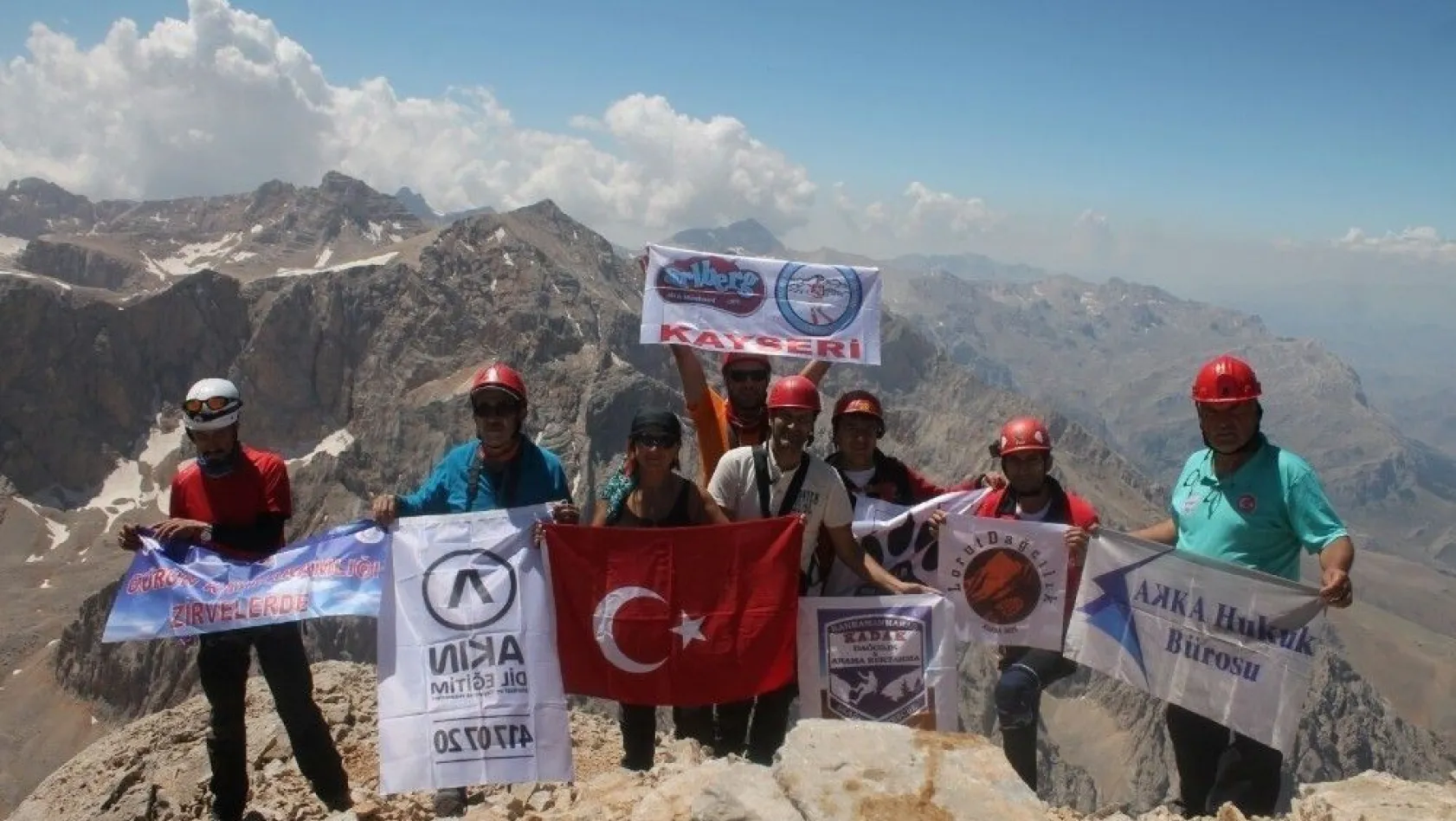 Dağcılar Türk bayrağını yeniden zirveye dikti
