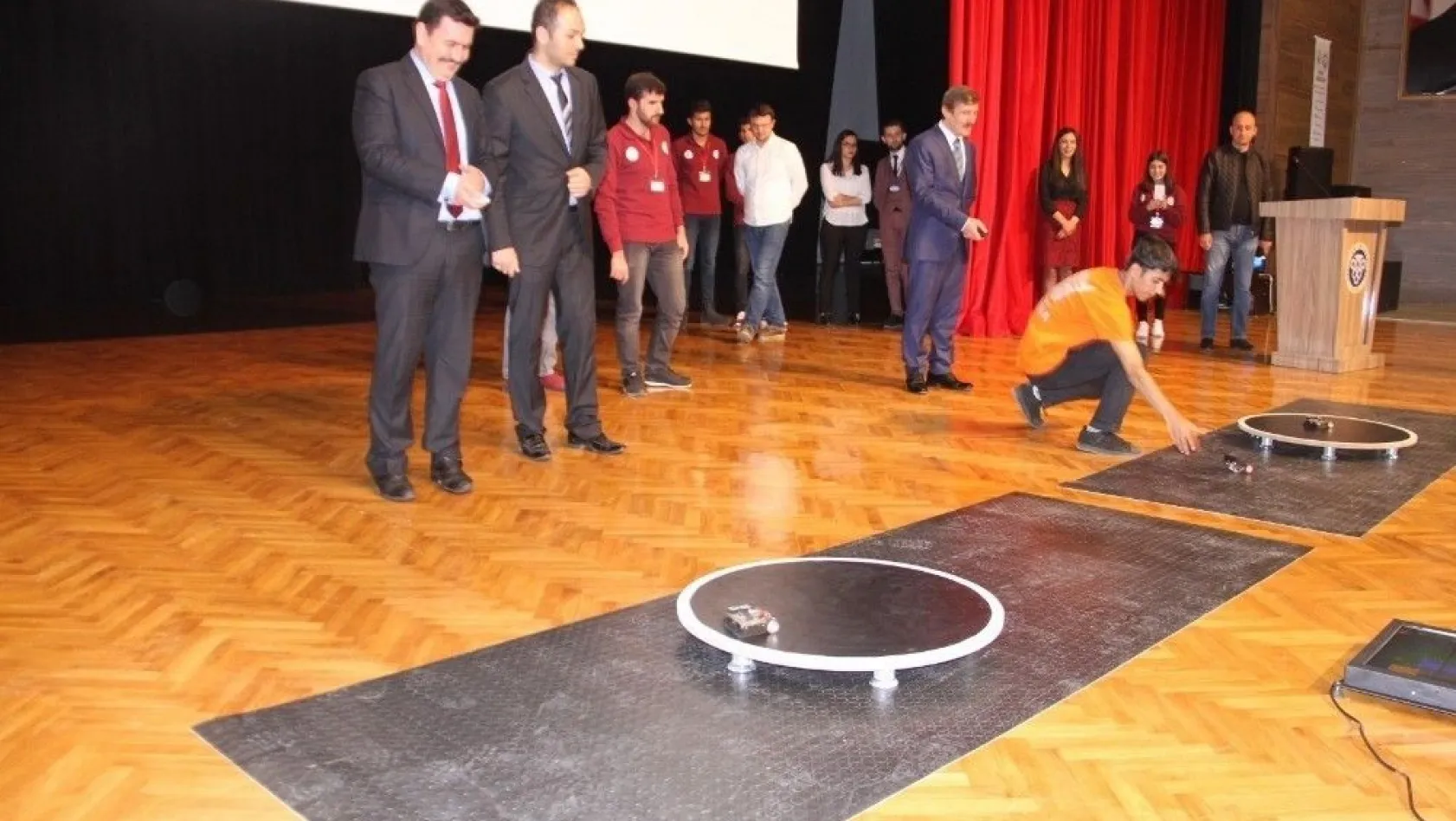 Erzincan Üniversitesi'nde robotlar yarıştı
