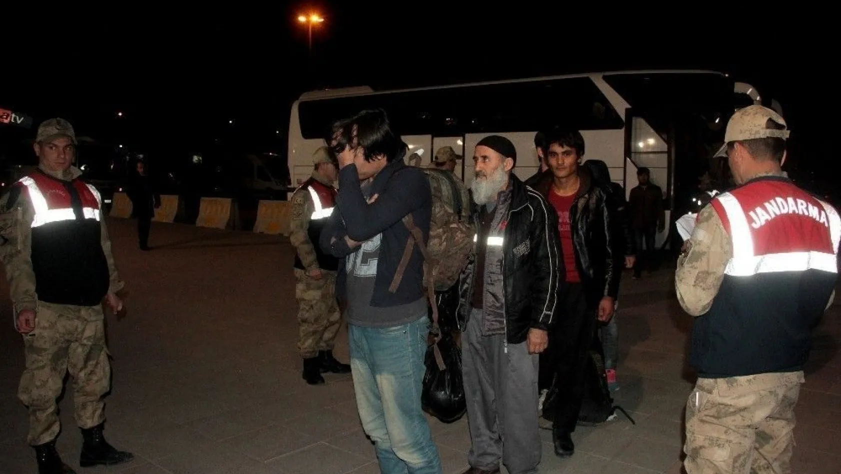 Türkiye'ye akın eden Afgan göçmenlerden 691'i sınır dışı edildi
