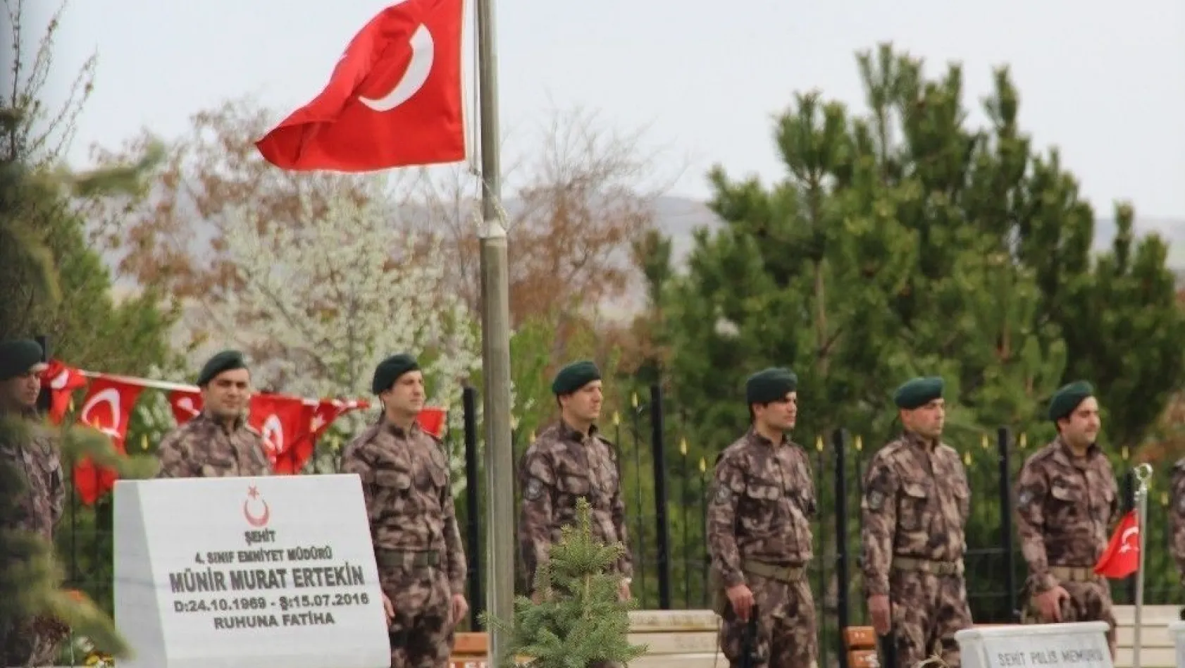Sivas'ta şehit polislerin mezarlarına karanfil bırakıldı
