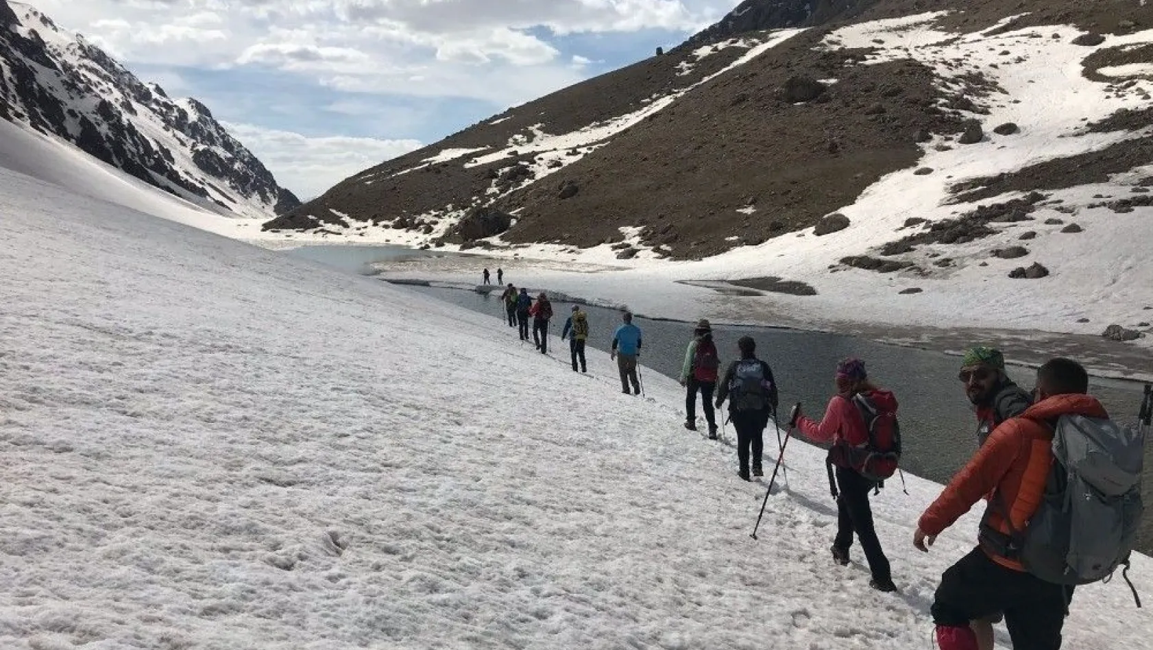 13 kişilik ekip, buzul göllerine tırmandı