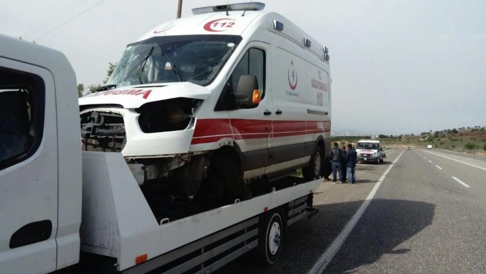 Ambulans ile minibüs çarpıştı: 6 yaralı
