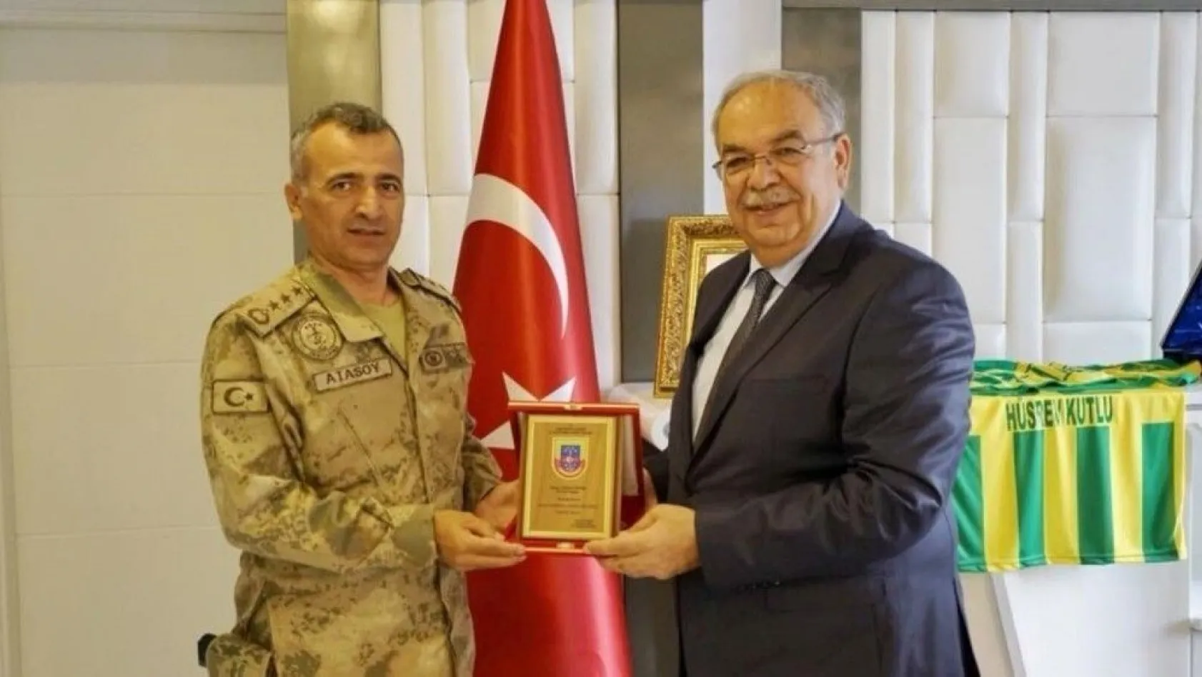 İl Jandarma Komutanı Atasoy'dan Başkan Kutlu'ya teşekkür plaketi

