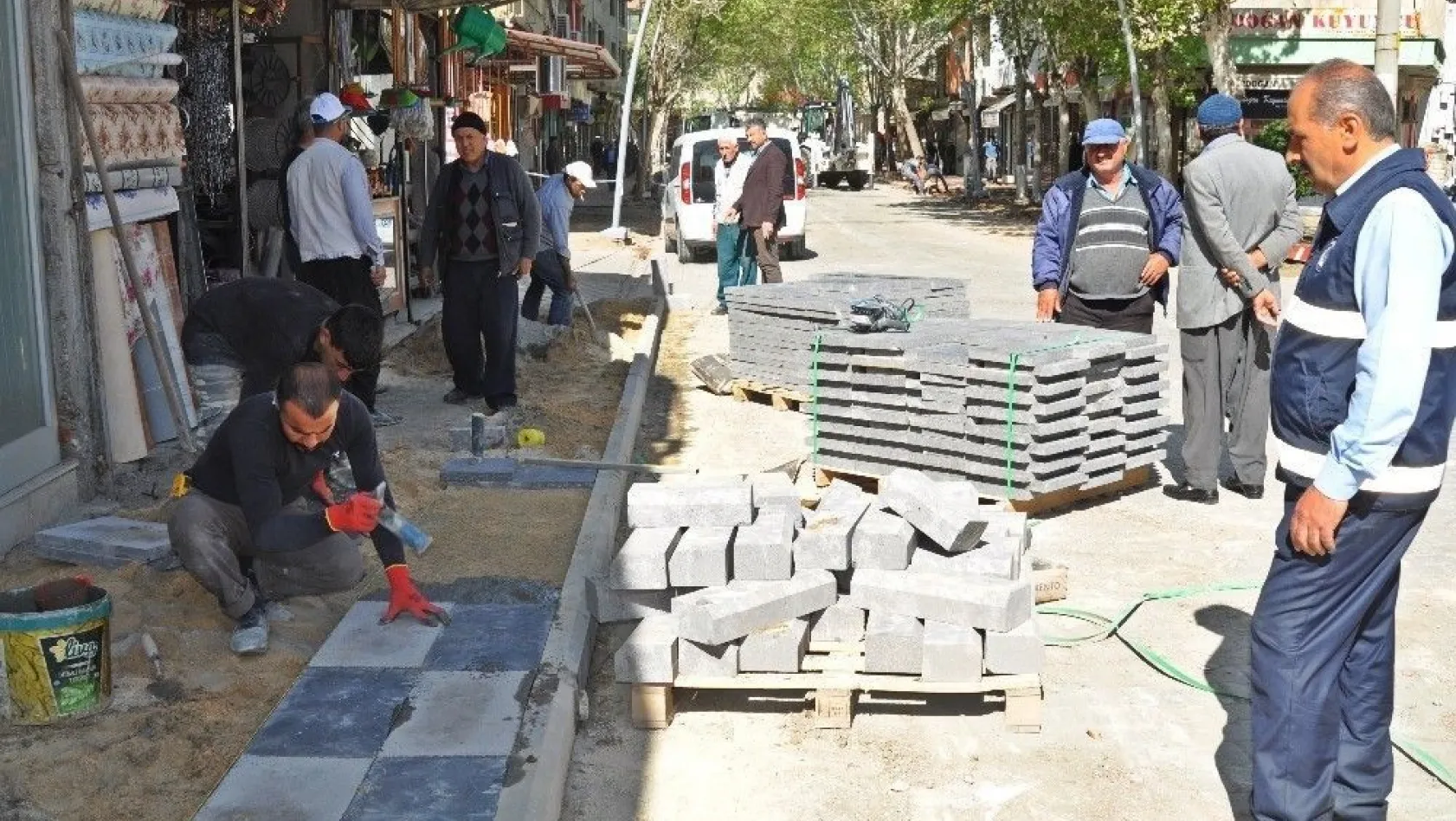 Turan Özdemir Caddesinde kaldırımlar yenileniyor
