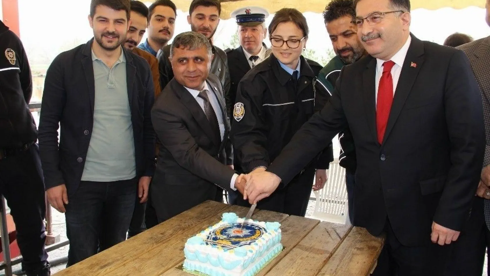 Uygulama yapan polislere pastalı sürpriz

