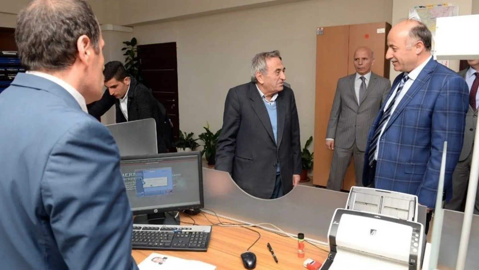 Vali Azizoğlu, pasaport ve ehliyet işlemlerini yerinde inceledi
