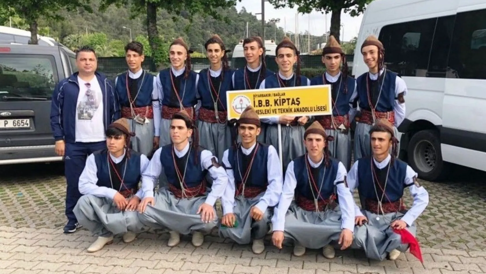 Diyarbakırlı halk oyunları ekibi kente madalya ile döndü
