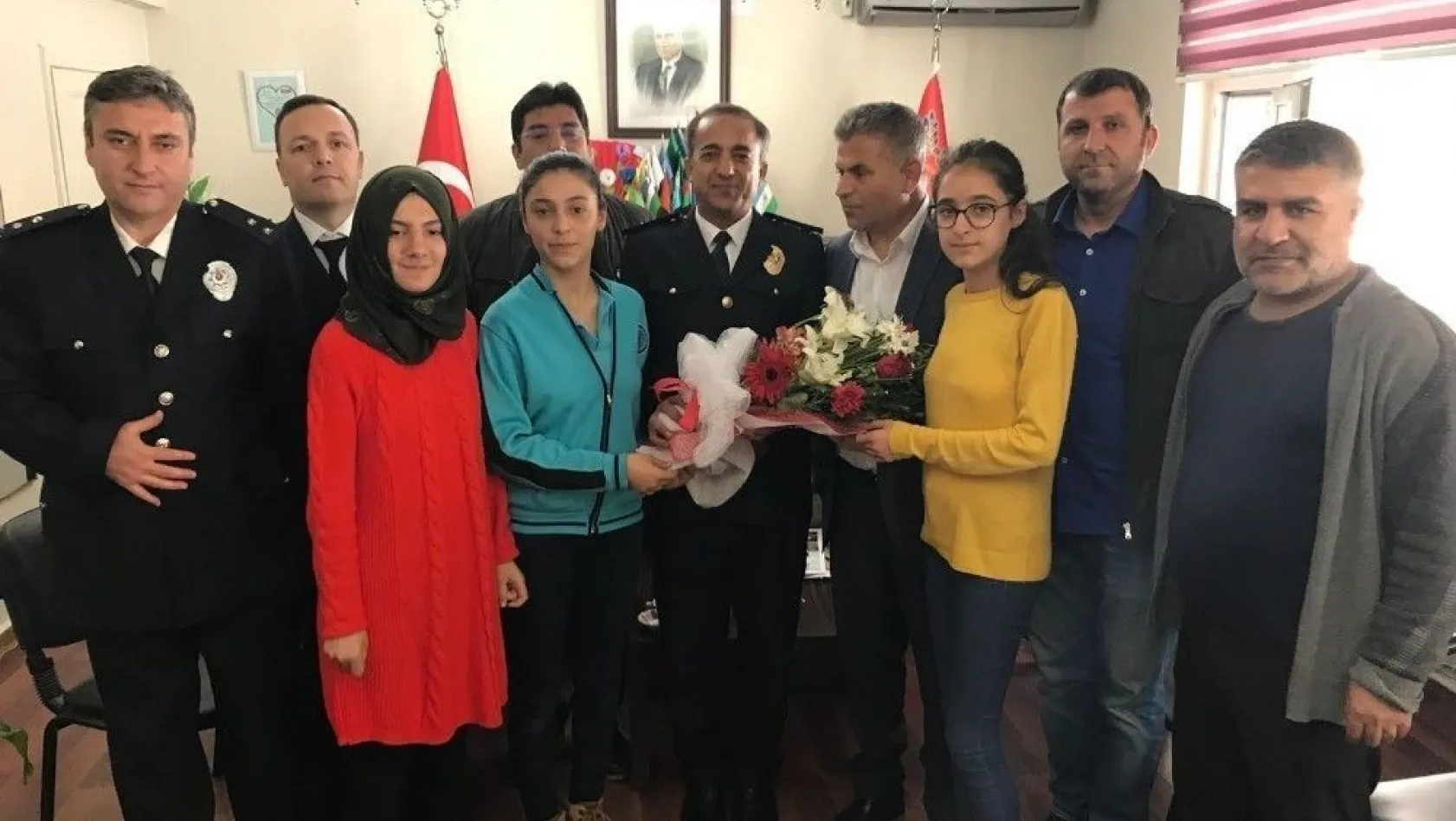 öğretmen ve öğrenciler 10 Nisan Polis Haftasını kutladı
