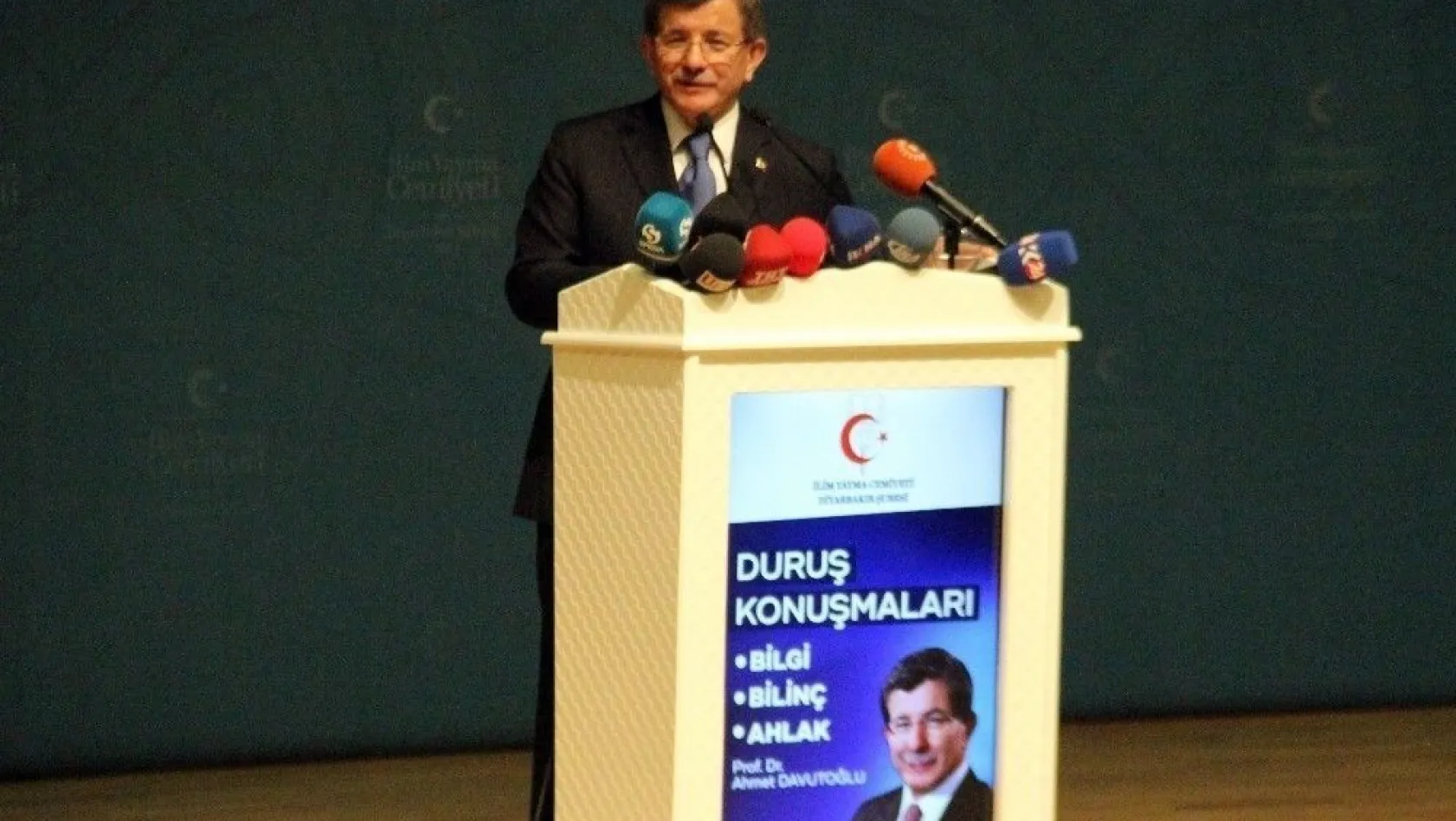 Eski Başbakan Davutoğlu: 'Bunların hepsi aynı kirli zihniyetin yansımalarıdır'
