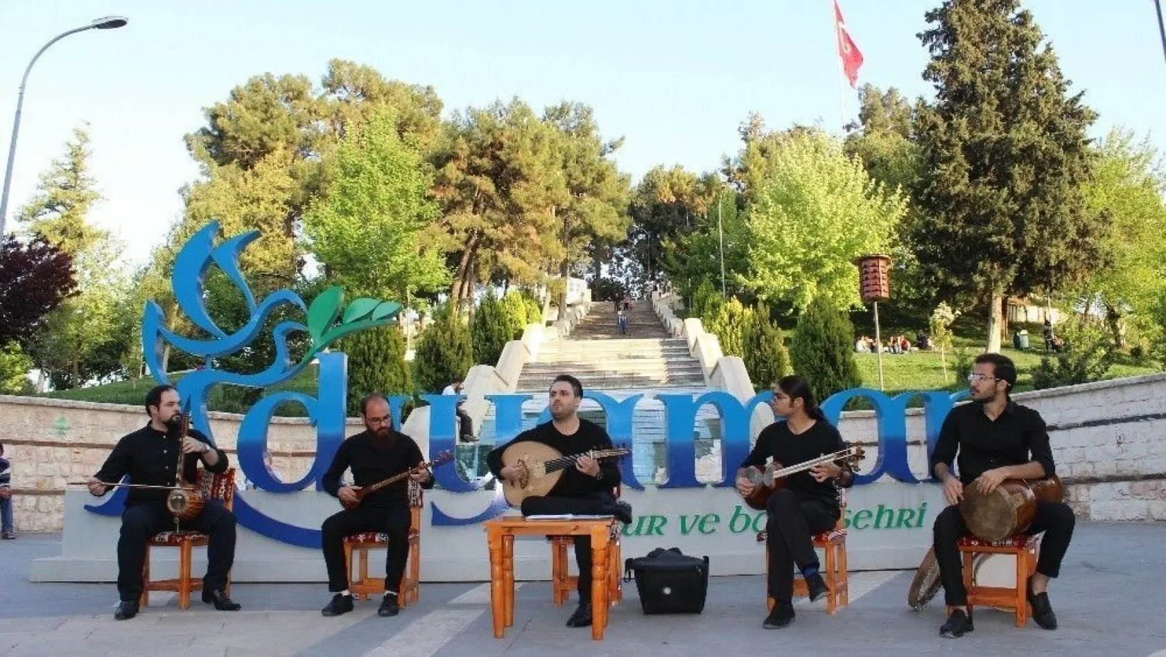Adıyaman Sanat Sokağında İran ezgileri seslendirildi
