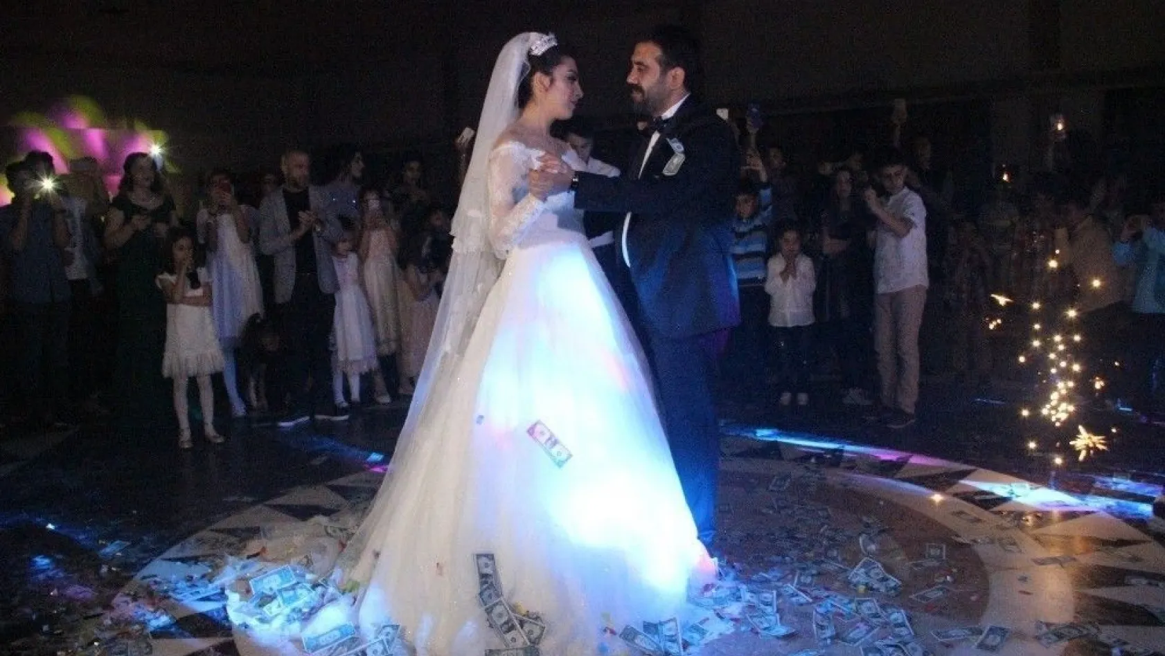 Diyarbakır'da siyaset ve iş dünyasını buluşturan düğün
