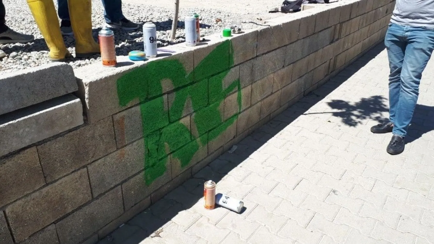 Duvar boyayan gençler polisi harekete geçirdi
