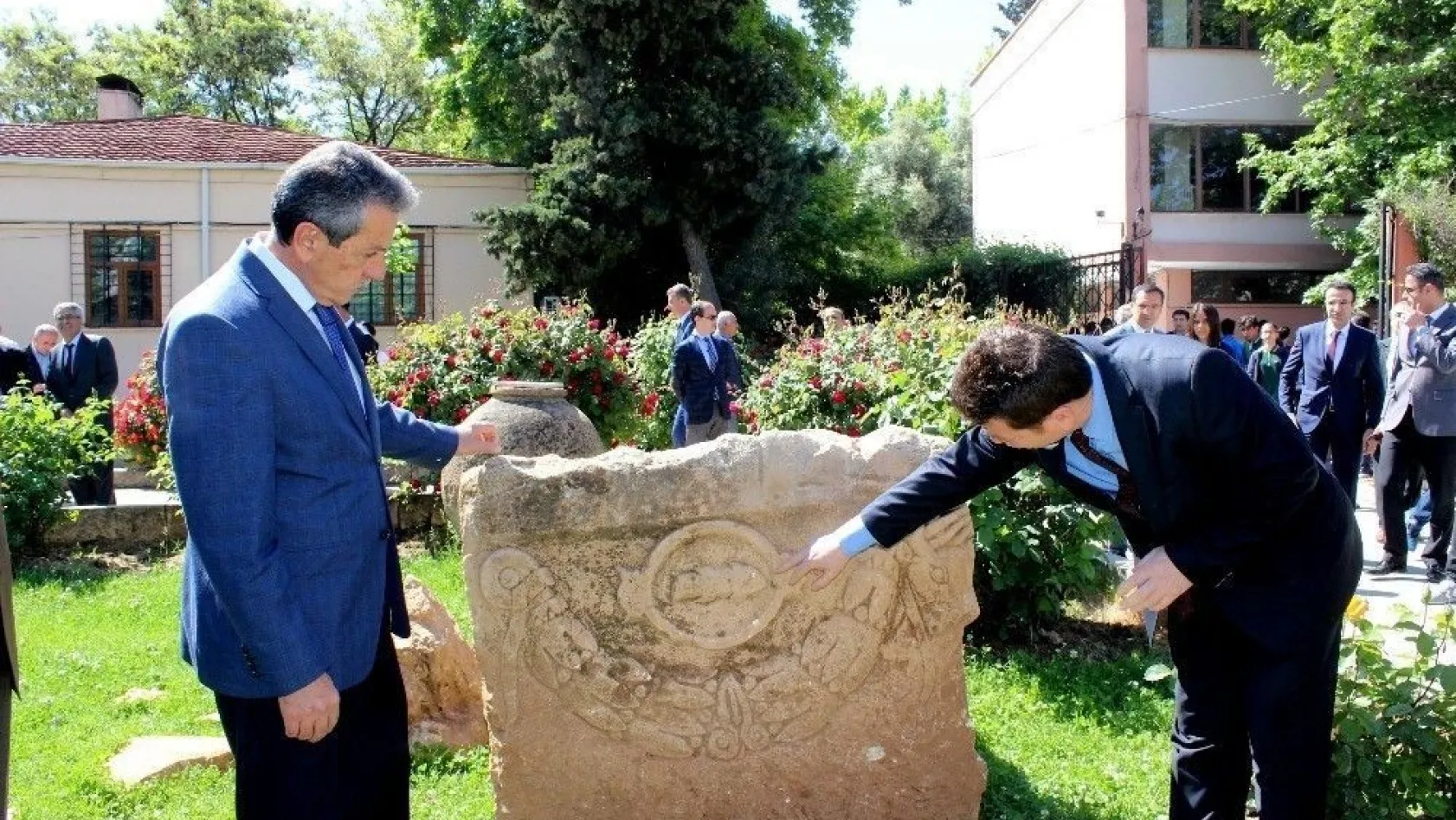 Vali Kalkancı Roma Dönemine ait lahit mezarı inceledi
