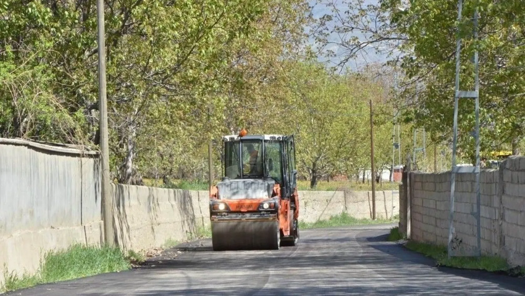 Vali Arslantaş, köy yollarında başlatılan sıcak asfaltlama çalışmalarını yerinde inceledi
